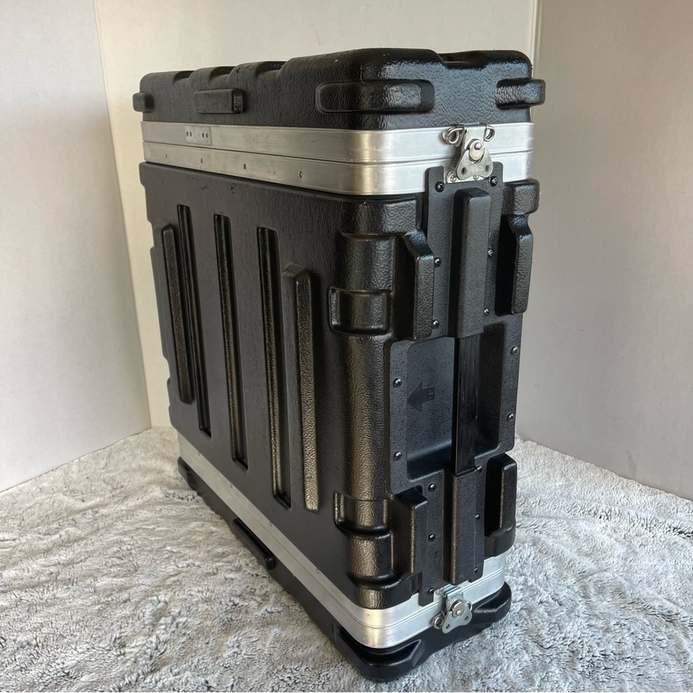 SKB 402-462. Molded Flight Hard Case - Black with Silver Trim - Picture 6 of 16